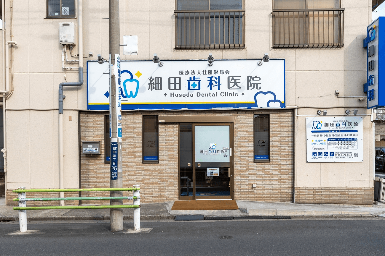 交差点に設置された道路標識

低い精度で自動的に生成された説明